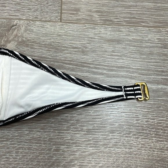 NWOT Victoria’s Secret The Bow Bikini Side Tie Bottom and Strappy Bandeau Top M - Picture 15 of 16